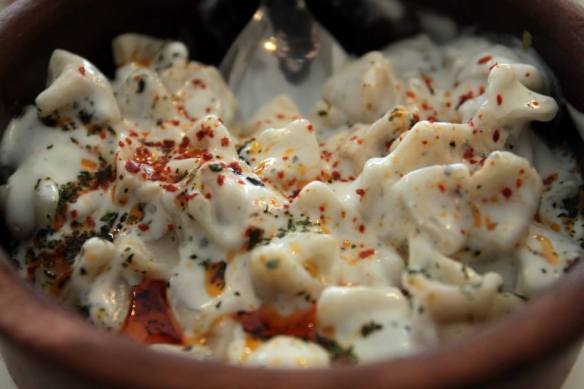 Manti, tipici ravioli turchi coperti di yogurt, aglio e erbe